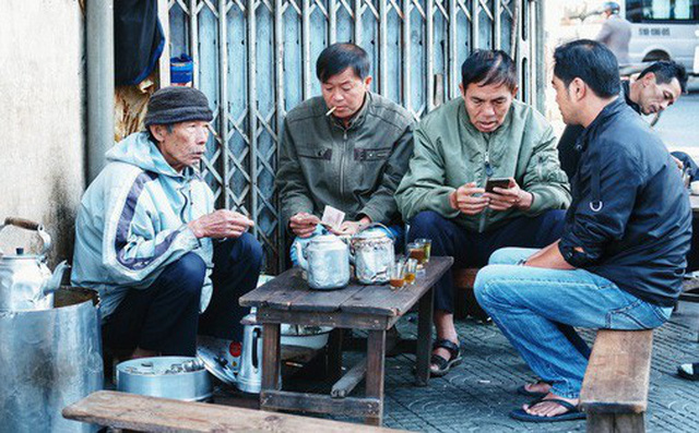 Quán cà phê vợt độc nhất vô nhị ở Đà Lạt, 30 năm chỉ bán từ 4 giờ sáng đến hơn 7 giờ sáng mỗi ngày-1