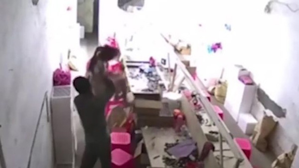 Bố thẳng tay ném con xuống đất vì dám... can mình đánh vợ-1