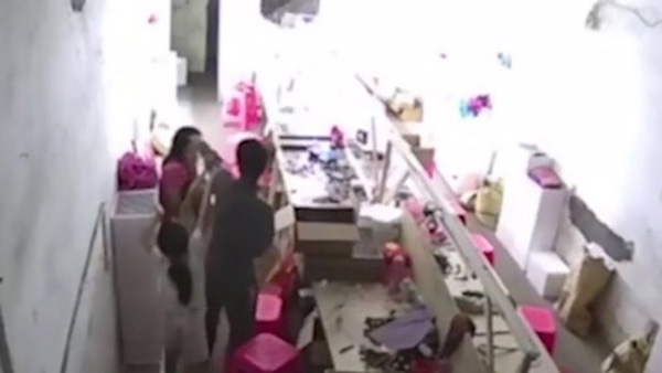 Bố thẳng tay ném con xuống đất vì dám... can mình đánh vợ-2
