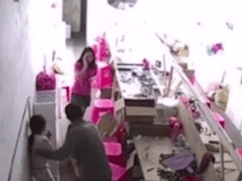 Bố thẳng tay ném con xuống đất vì dám... can mình đánh vợ
