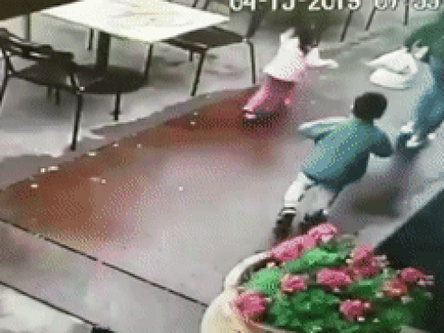 3 mẹ con thoát chết trong gang tấc khi ô tô lao thẳng vào nhà