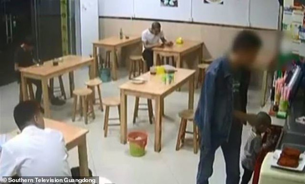 Xót xa cảnh con gái chạy theo gào khóc khi bị bố cắm ở lại quán ăn-1