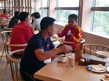 HLV Hoàng Anh Tuấn tranh thủ giờ nghỉ trưa bàn "kế sách" cho U18 Việt Nam trước ngày ra mắt HLV Hoàng Anh Tuấn tranh thủ giờ nghỉ trưa bàn "kế sách" cho U18 Việt Nam trước ngày ra mắt