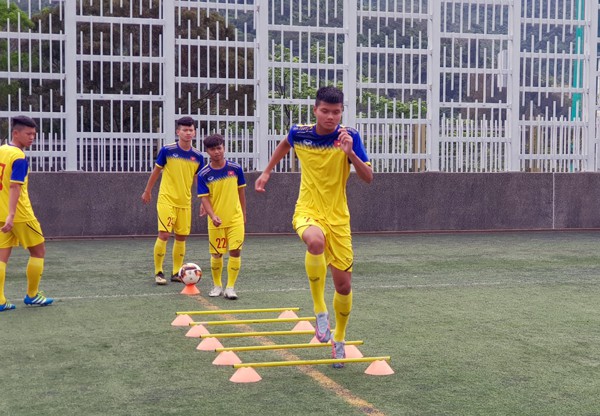 HLV Hoàng Anh Tuấn tranh thủ giờ nghỉ trưa bàn kế sách cho U18 Việt Nam trước ngày ra mắt-1