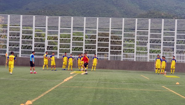 HLV Hoàng Anh Tuấn tranh thủ giờ nghỉ trưa bàn kế sách cho U18 Việt Nam trước ngày ra mắt-8