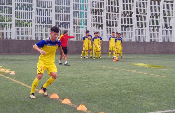 HLV Hoàng Anh Tuấn tranh thủ giờ nghỉ trưa bàn kế sách cho U18 Việt Nam trước ngày ra mắt-5