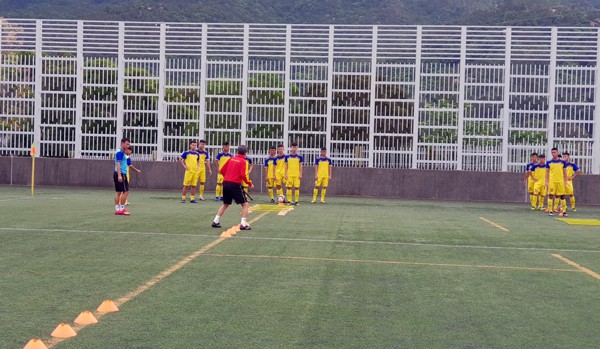 HLV Hoàng Anh Tuấn tranh thủ giờ nghỉ trưa bàn kế sách cho U18 Việt Nam trước ngày ra mắt-7