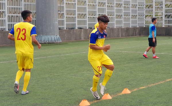 HLV Hoàng Anh Tuấn tranh thủ giờ nghỉ trưa bàn kế sách cho U18 Việt Nam trước ngày ra mắt-2