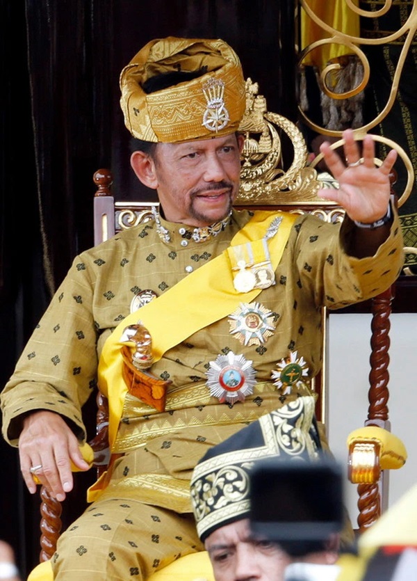 Quốc vương Brunei: Ba vợ 12 con và huyền thoại máy bay dát vàng, đội siêu xe vô đối toàn cầu-1