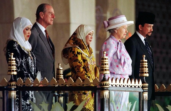 Quốc vương Brunei: Ba vợ 12 con và huyền thoại máy bay dát vàng, đội siêu xe vô đối toàn cầu-2