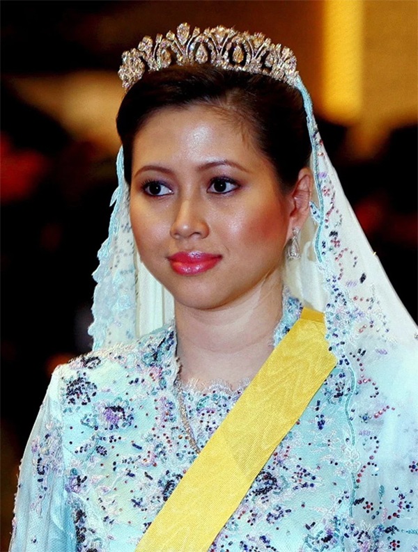 Quốc vương Brunei: Ba vợ 12 con và huyền thoại máy bay dát vàng, đội siêu xe vô đối toàn cầu-6