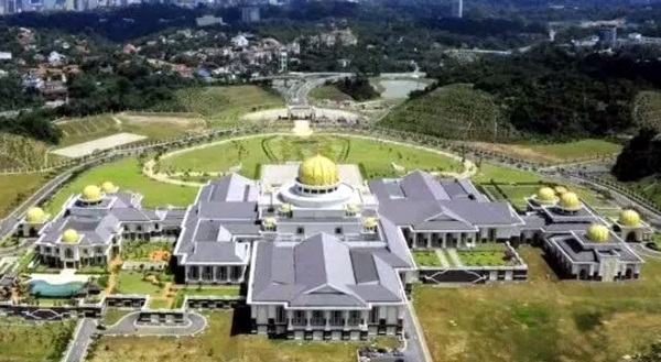 Quốc vương Brunei: Ba vợ 12 con và huyền thoại máy bay dát vàng, đội siêu xe vô đối toàn cầu-8