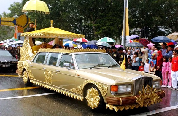 Quốc vương Brunei: Ba vợ 12 con và huyền thoại máy bay dát vàng, đội siêu xe vô đối toàn cầu-12