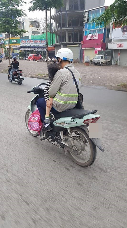 Bố đèo con nhỏ phía trước - hình ảnh khiến người đi đường lạnh gáy khi vượt qua-1