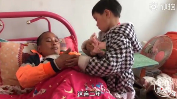 Bé gái 6 tuổi bất hạnh khi mẹ qua đời, bố nằm liệt giường, nhưng khi trả lời câu hỏi Mẹ đâu rồi” mới khiến mọi người đau lòng-2