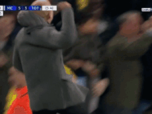 Pep Guardiola bị chế giễu vì màn ăn mừng hụt hài hước