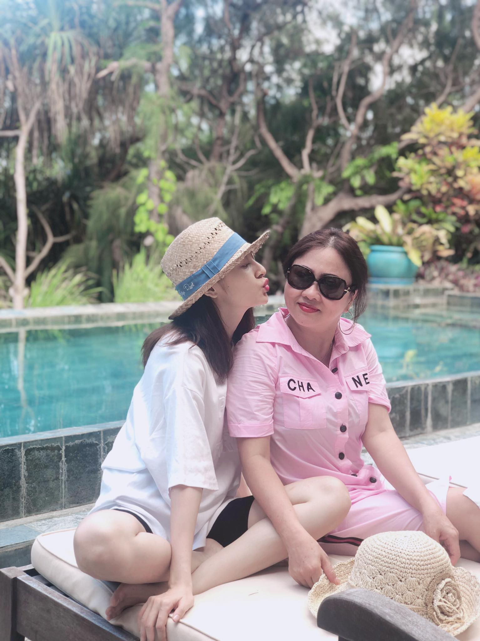 Lộ bằng chứng Bảo Anh - Hồ Quang Hiếu đi du lịch chung, lần này còn có cả nhạc mẫu hộ tống cặp đôi?-2