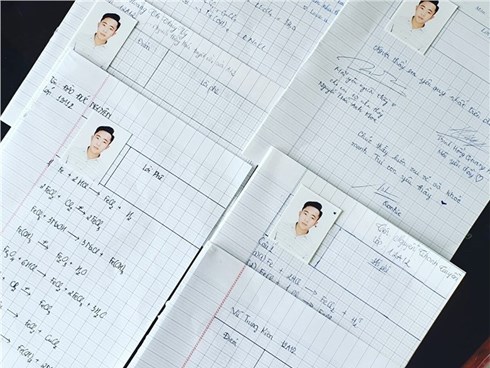 Lớp 12 'tinh quái' dán ảnh thầy vào bài kiểm tra để được điểm cao!