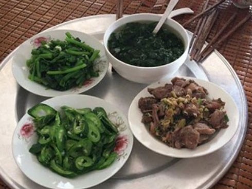 Vợ trẻ vừa khoe mâm cơm 
