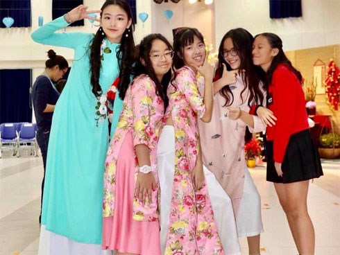 Con gái MC Quyền Linh lần đầu catwalk với áo dài, càng nhìn càng thấy thần thái của Hoa hậu tương lai