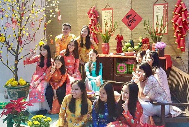 Con gái MC Quyền Linh lần đầu catwalk với áo dài, càng nhìn càng thấy thần thái của Hoa hậu tương lai-2