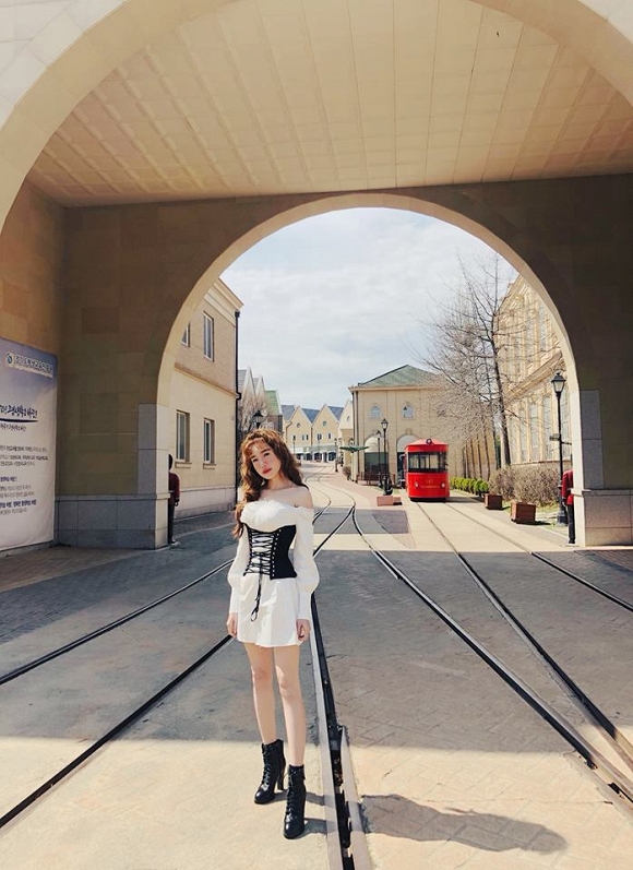 Đã hai con nhưng vóc dáng của Elly Trần nhiều thiếu nữ phải chạy dài mới bằng-1