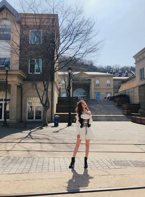 Đã hai con nhưng vóc dáng của Elly Trần nhiều thiếu nữ phải chạy dài mới bằng-3