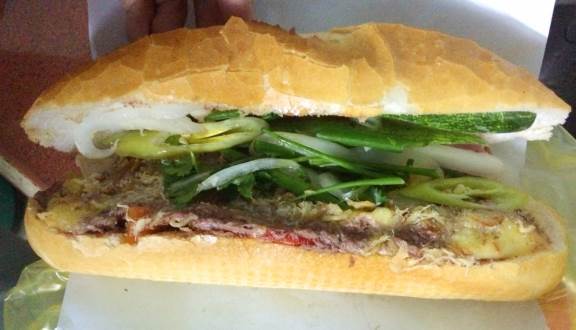Quán bánh mì đắp chăn độc lạ, gây sự tò mò ở Hà thành-2