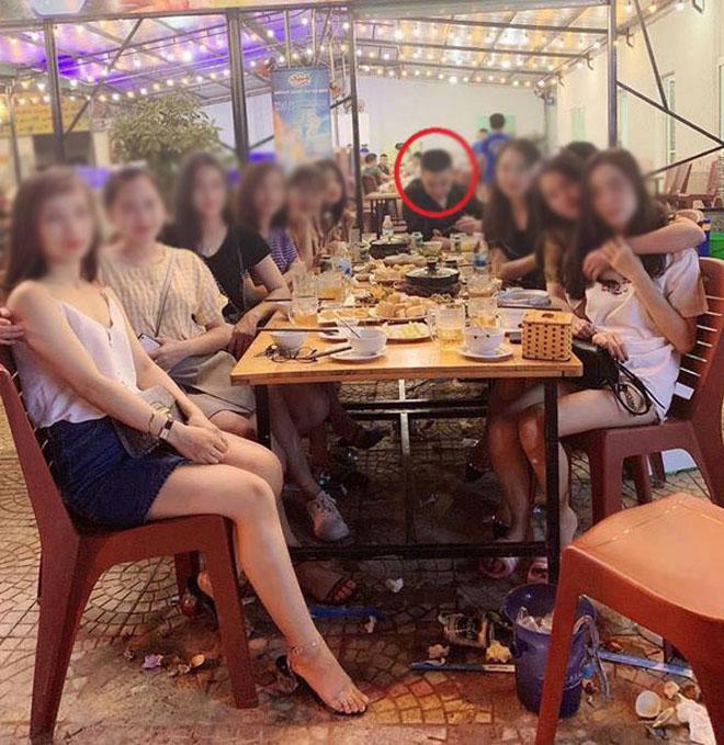 Chàng trai méo mặt vì lần đầu hẹn hò, bạn gái dẫn theo cả chục cô bạn đi ăn cùng-1