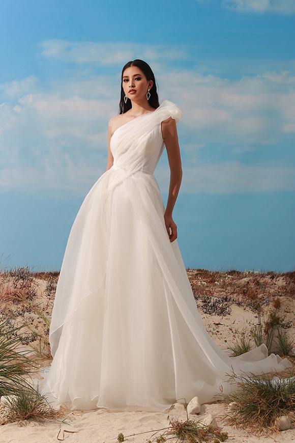 Hoa hậu Tiểu Vy diện váy họa tiết da rắn xẻ đùi cao tít tắp-3