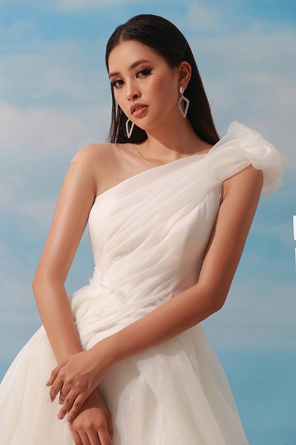 Hoa hậu Tiểu Vy diện váy họa tiết da rắn xẻ đùi cao tít tắp-4