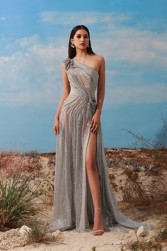 Hoa hậu Tiểu Vy diện váy họa tiết da rắn xẻ đùi cao tít tắp-5