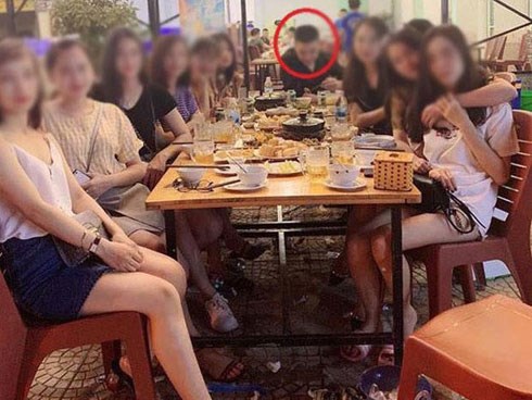 Chàng trai méo mặt vì lần đầu hẹn hò, bạn gái dẫn theo cả chục cô bạn đi ăn cùng