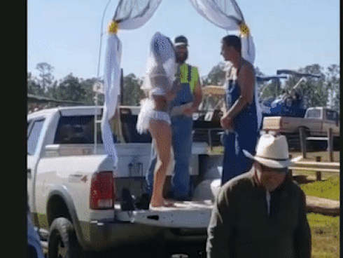 Cô dâu mặc bikini trắng lộ liễu, tổ chức đám cưới trên xe tải gây tranh cãi