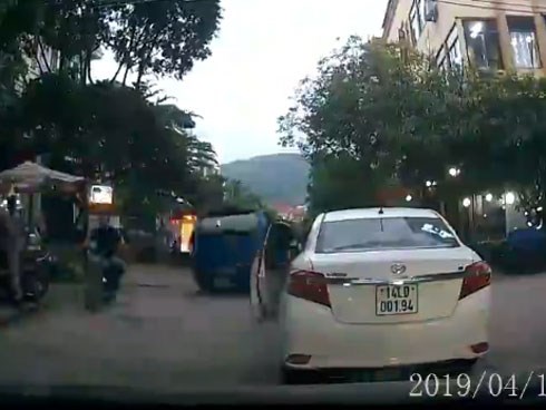 Góc ý thức: Dừng xe  giữa ngã ba đường để vào cửa hàng mua trà sữa