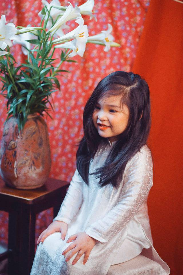 Sốt sắng lên kế hoạch cho con gái chụp bộ ảnh thiếu nữ bên hoa huệ, nhưng cái kết lại khiến mẹ trẻ khóc ròng-11