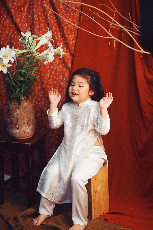 Sốt sắng lên kế hoạch cho con gái chụp bộ ảnh thiếu nữ bên hoa huệ, nhưng cái kết lại khiến mẹ trẻ khóc ròng-13