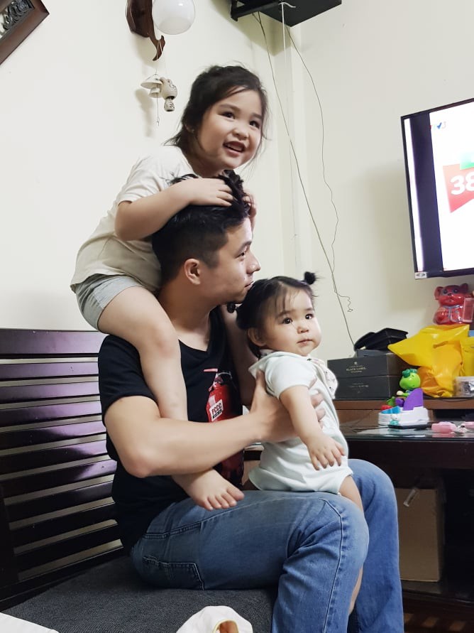 Sốt sắng lên kế hoạch cho con gái chụp bộ ảnh thiếu nữ bên hoa huệ, nhưng cái kết lại khiến mẹ trẻ khóc ròng-8