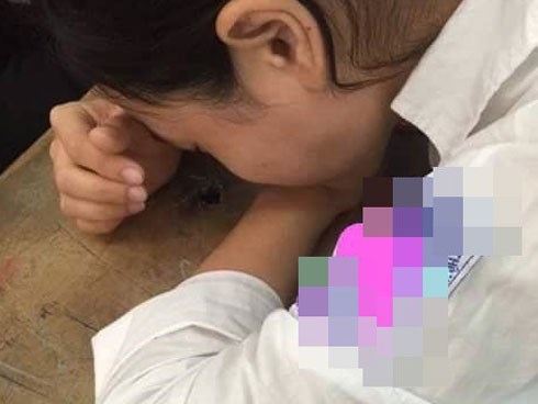 Nữ sinh gục xuống bàn, tưởng có chuyện, ai ngờ lại che giấu bí mật ngay phía dưới