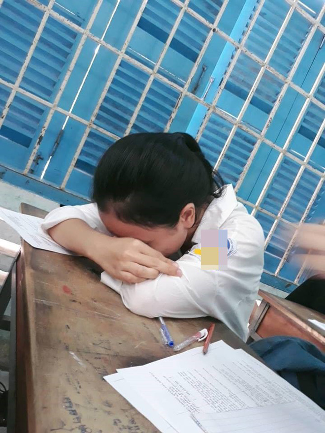 Nữ sinh gục xuống bàn, tưởng có chuyện, ai ngờ lại che giấu bí mật ngay phía dưới-1