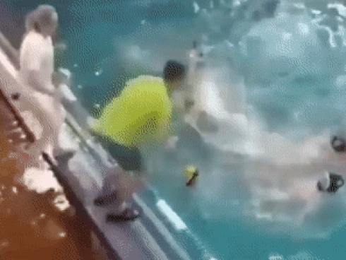 Khoảnh khắc người phụ nữ chạy xe máy, bỗng ngã xuống đường tử vong ở Hà Nội-1