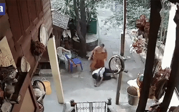Nhà sư Thái Lan đánh người tàn tật, lý do phía sau càng phẫn nộ hơn-3