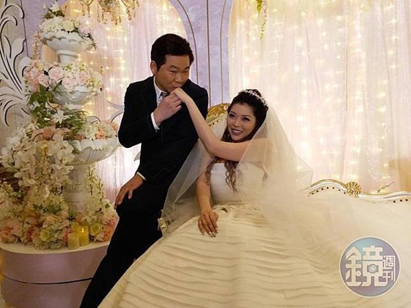 Siêu mẫu nóng bỏng lấy tỷ phú xấu nhất Đài Loan: Tôi nhận lời cầu hôn vì chồng quá đẹp trai-11