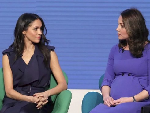Hé lộ lý do bất ngờ đằng sau hành động Meghan thích nắm tay chồng nơi đông người và nhìn chằm chằm chị dâu Kate