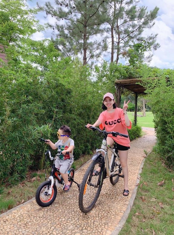 Chỉ là chụp ảnh đi nghỉ dưỡng thôi nhưng mẹ con Ly Kute lại mỗi người một vẻ như sắp sửa được lên bìa tạp chí-1