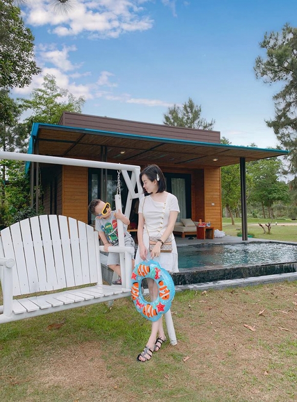 Chỉ là chụp ảnh đi nghỉ dưỡng thôi nhưng mẹ con Ly Kute lại mỗi người một vẻ như sắp sửa được lên bìa tạp chí-5