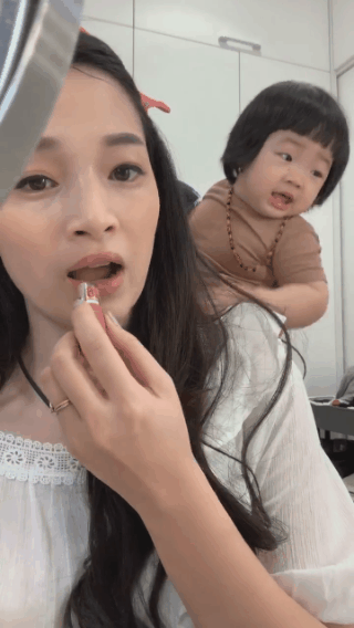 Rảnh rỗi ngồi livestream chia sẻ cách make-up với chị em, Ngọc Mon tím mặt vì bị ông xã nhiệt tình... phá đám-2