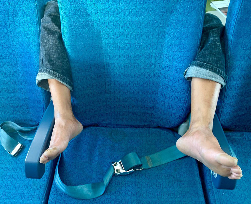 Bức ảnh ‘ôm trọn vòng chân’ trên máy bay khiến nhiều người phẫn nộ-1