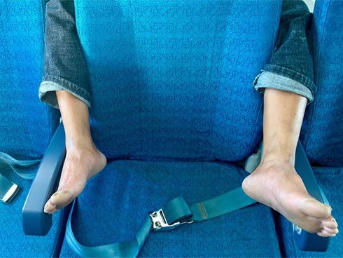 Bức ảnh ‘ôm trọn vòng chân’ trên máy bay khiến nhiều người phẫn nộ