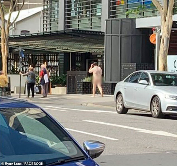 Người đàn ông thả rông” trên phố ngay giữa ban ngày-1